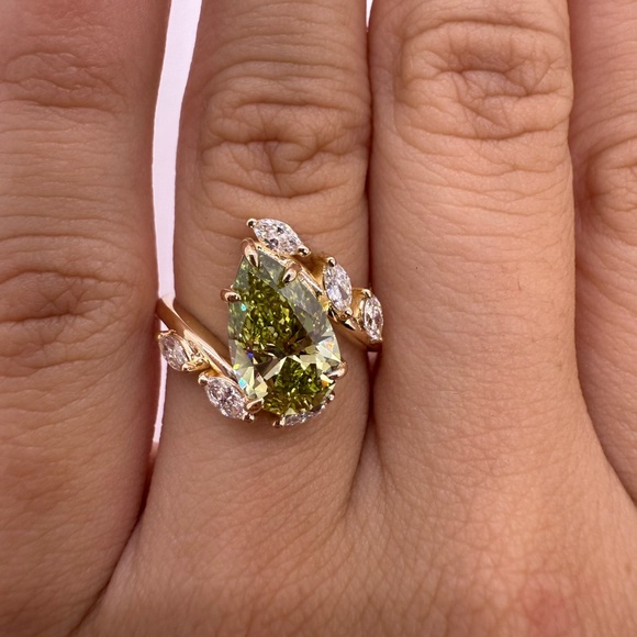 Jewelry - 2.11 carat fancy vivid green VS2 pear diamond engagement ring leafy style